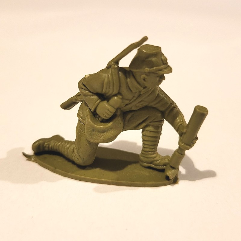 Vintage Airfix WWII Japanese Infantry 1:32 Scale Kneeling Soldier With Mortar, Original 1970